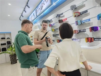 Гуанчжоу Hangrui приветствует новых международных клиентов для посещения завода